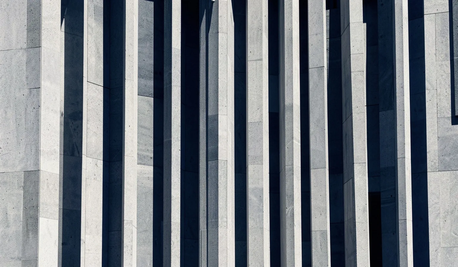 Arquitectura brutalista de Madrid bajo luz solar intensa