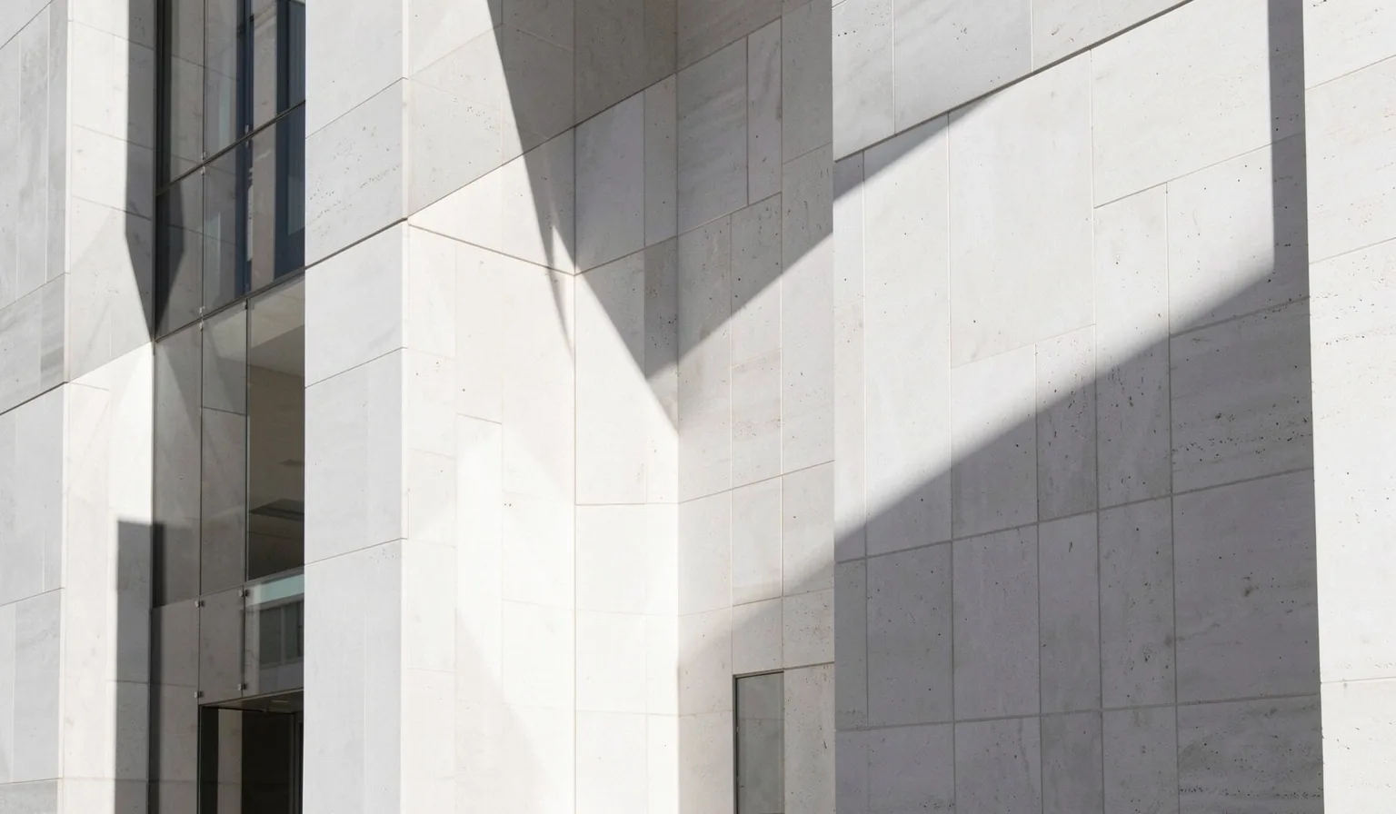 Edificio de oficinas en Madrid bajo luz intensa